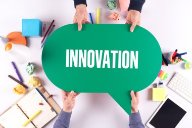 İki kişi konuşma balonu holding