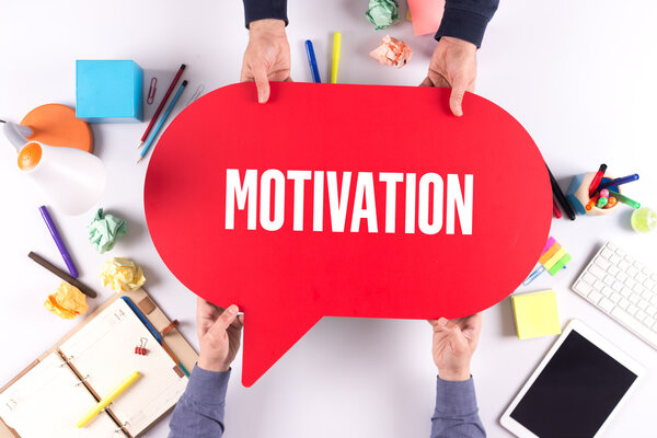 Два человека держат речевой пузырь
