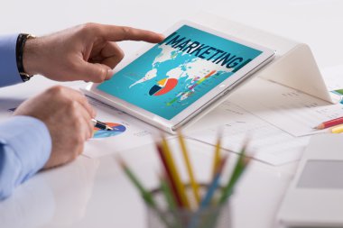 Tablet üzerinde çalışan iş adamı