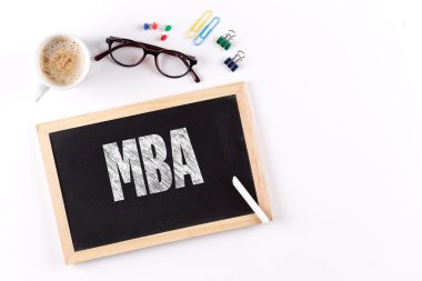 Kara tahta kahve fincanı ile