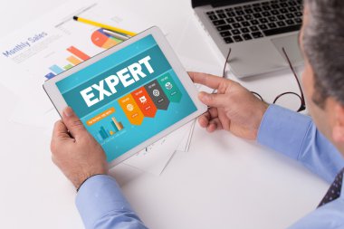 Tablet üzerinde çalışan adam