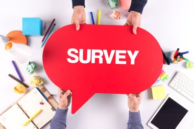 İki kişi konuşma balonu holding