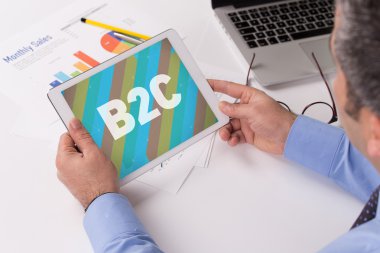 Tablet üzerinde çalışan iş adamı