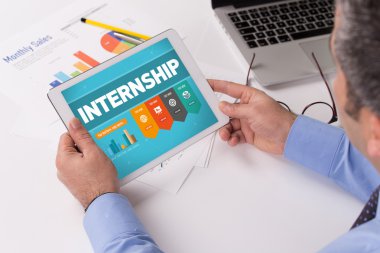 Tablet üzerinde çalışan adam