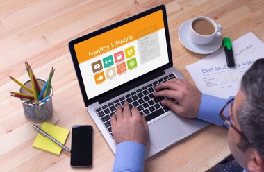 Dizüstü bilgisayarda çalışan iş adamı