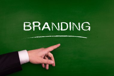 Tahtaya işaret eden işadamı