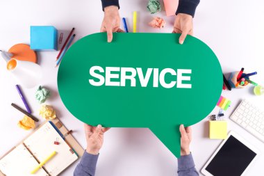 İki kişi konuşma balonu holding