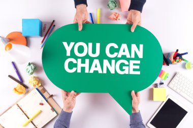 İki kişi konuşma balonu holding