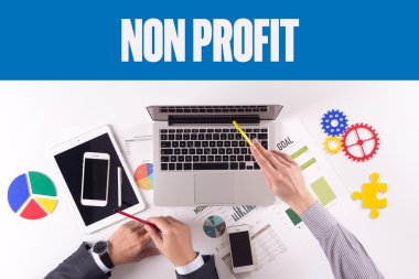 İş ekibi masanın üzerinde çalışıyor