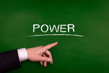 Tahtaya işaret eden işadamı