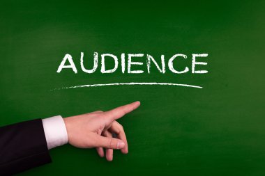 Tahtaya işaret eden işadamı