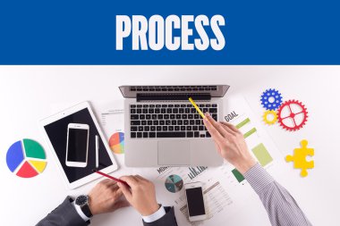 İş ekibi masanın üzerinde çalışıyor