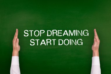 Yazı tahtası üzerinde gösterilen eller