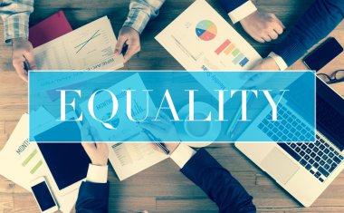 Bir grup iş adamı birlikte çalışıyor.