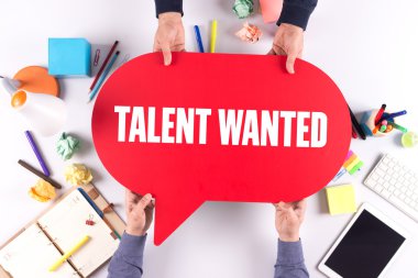 İki kişi konuşma balonu holding