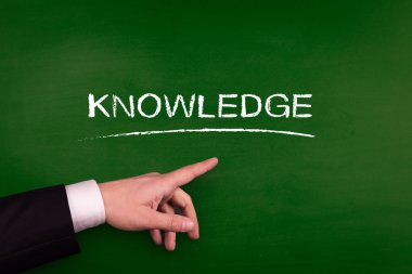 Tahtaya işaret eden işadamı