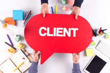 İki kişi konuşma balonu holding