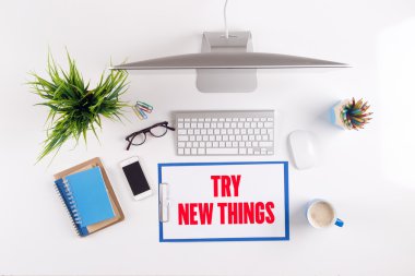 Ofis Masası evrak ve diğer nesnelerle