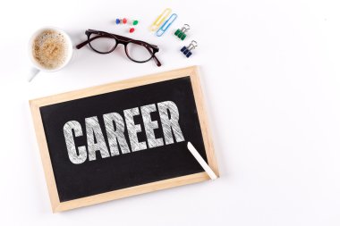 Kara tahta kahve fincanı ile