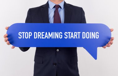 konuşma balonu tutan işadamı