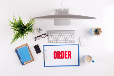 Ofis Masası evrak ve diğer nesnelerle