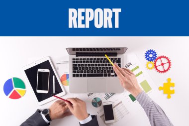 İş ekibi masanın üzerinde çalışıyor