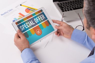 Tablet üzerinde çalışan iş adamı