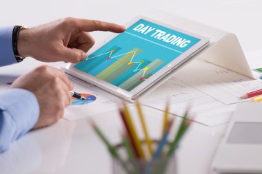 Tablet üzerinde çalışan iş adamı