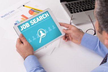 Tablet üzerinde çalışan adam