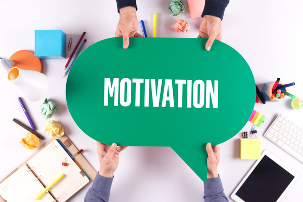 Два человека держат речевой пузырь
