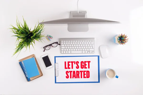 Escritorio de oficina con papeleo y otros objetos — Foto de Stock