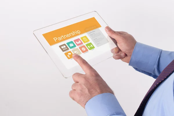 Podnikatel drží transparentní počítače tablet pc — Stock fotografie