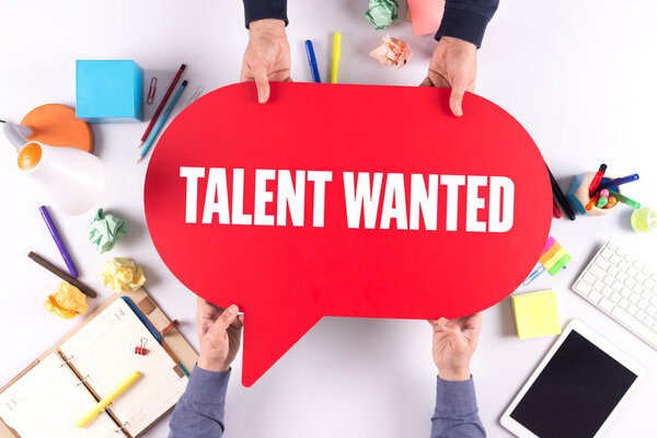 Два человека держат речевой пузырь
