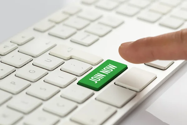 Finger drückt grüne Tastatur — Stockfoto