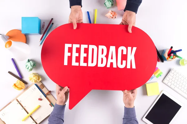 İki kişi konuşma balonu holding