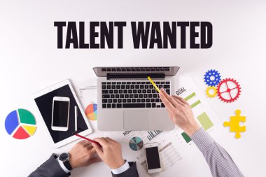 İş ekibi masanın üzerinde çalışıyor