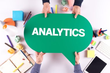 İki kişi konuşma balonu holding