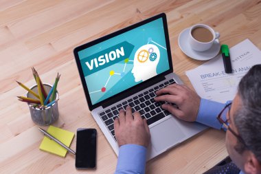 Dizüstü bilgisayarda çalışan adam