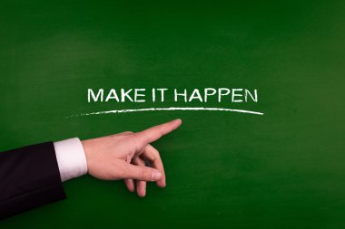 Tahtaya işaret eden işadamı