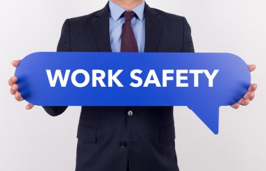 konuşma balonu tutan işadamı