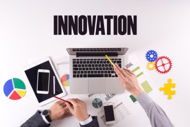 İş ekibi masanın üzerinde çalışıyor