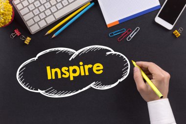 Masanın üzerinde çalışan adam