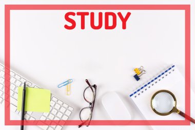 Masa üzerinde çeşitli ofis, banka donatımı