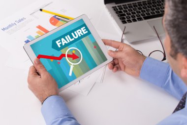 Tablet üzerinde çalışan adam