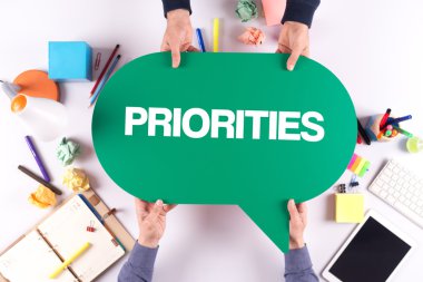 İki kişi konuşma balonu holding