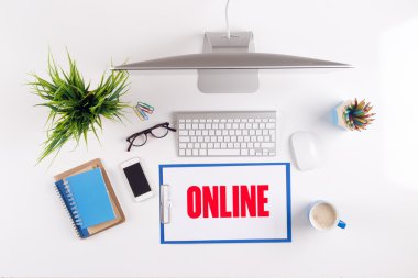 Ofis Masası evrak ve diğer nesnelerle