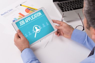 Tablet üzerinde çalışan adam