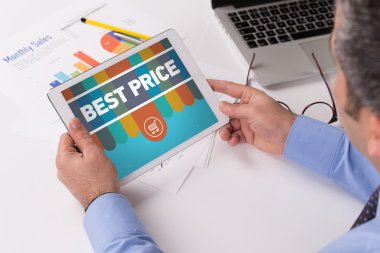 Tablet üzerinde çalışan adam