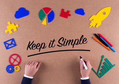 Erkek elleriyle işaret ve renkli simgeler