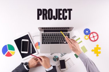 İş ekibi masanın üzerinde çalışıyor